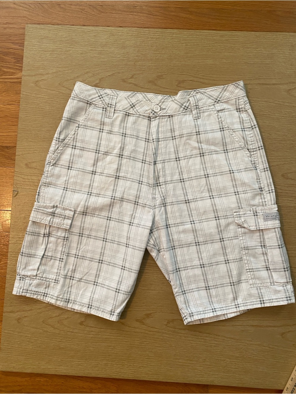 Wrangler Men's Plaid White and Light Gray Cargo Shorts